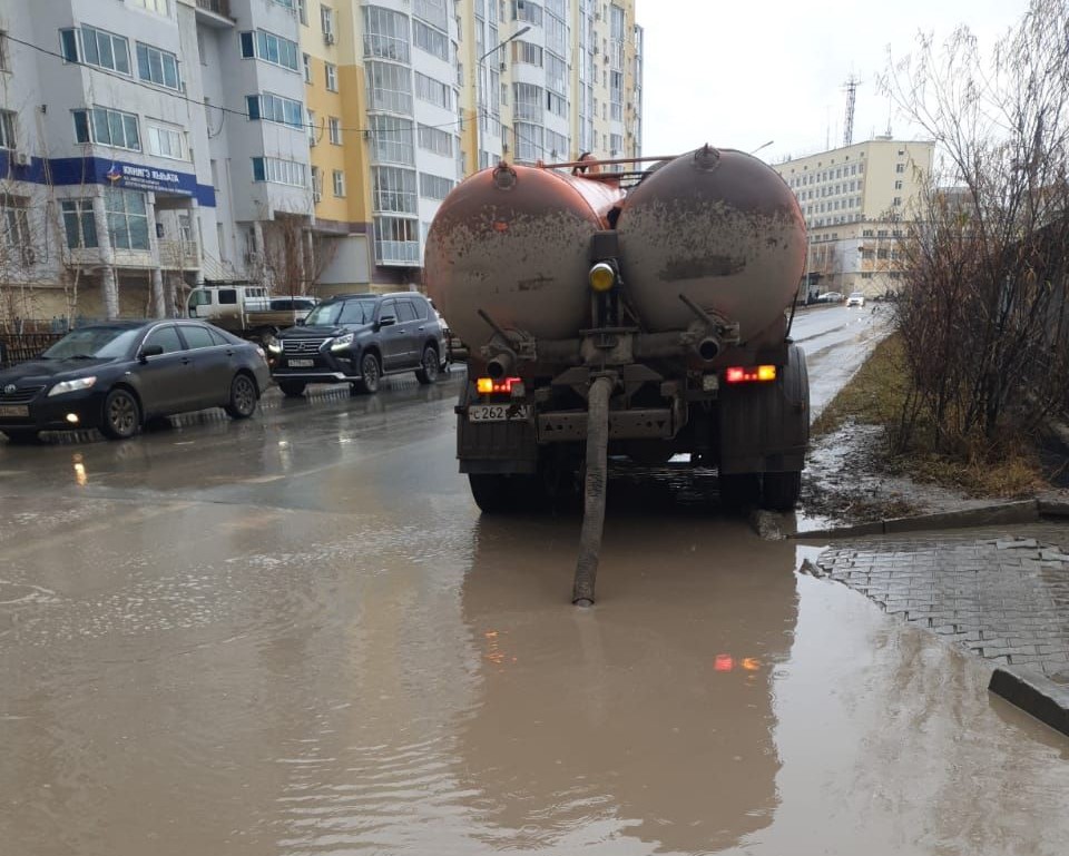 Откачка ливневой воды ведется в Якутске