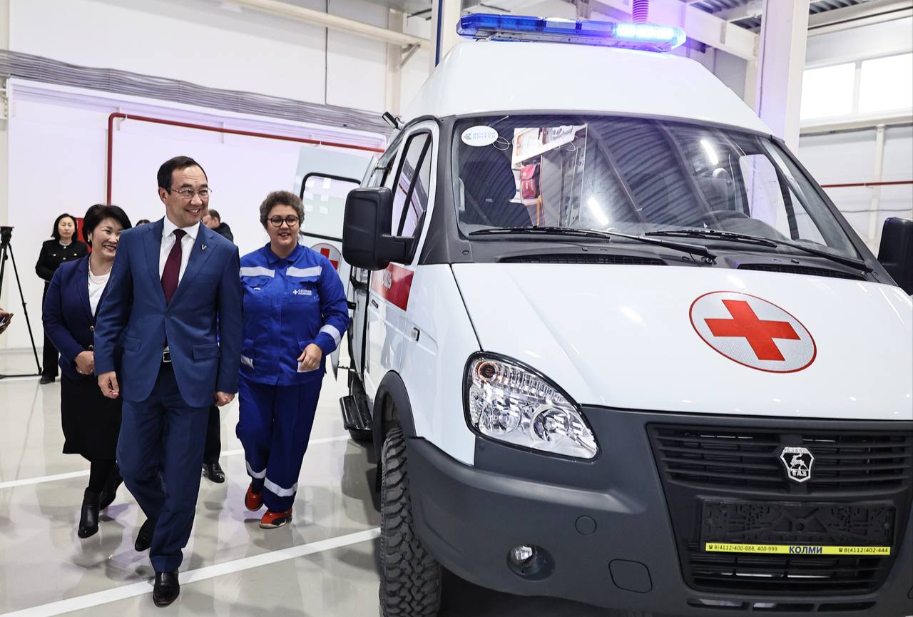 Новые машины скорой помощи получили медучреждения Якутии