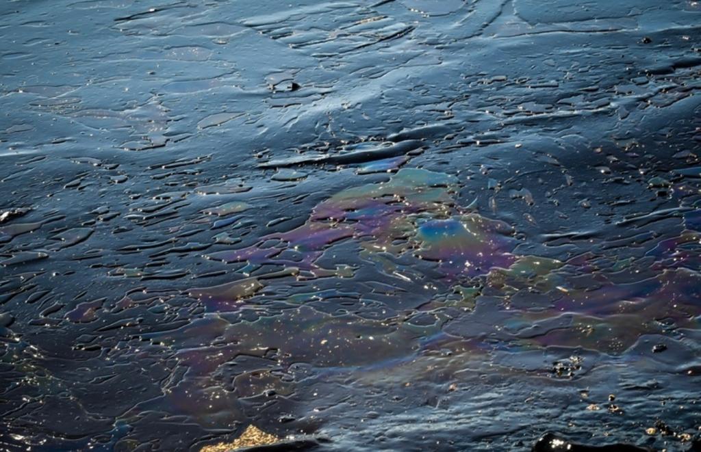 Разлив нефтепродуктов произошел на ручье возле села Тополиное