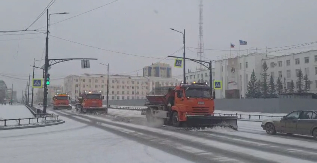 Работы по уборке снега проводят на дорогах Якутска