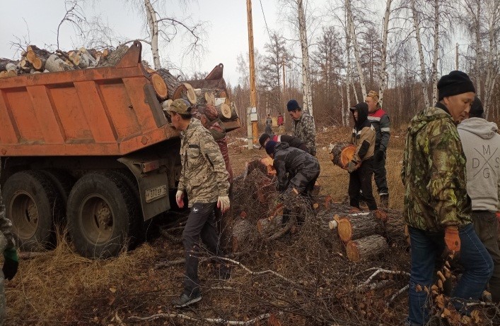 Субботник по заготовке дров для семей участников СВО провели в Якутии