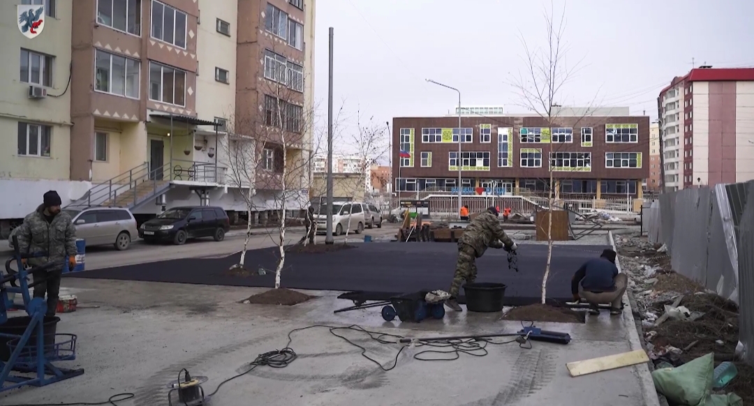 Работы по благоустройству во дворе по улице Ойунского завершают в Якутске