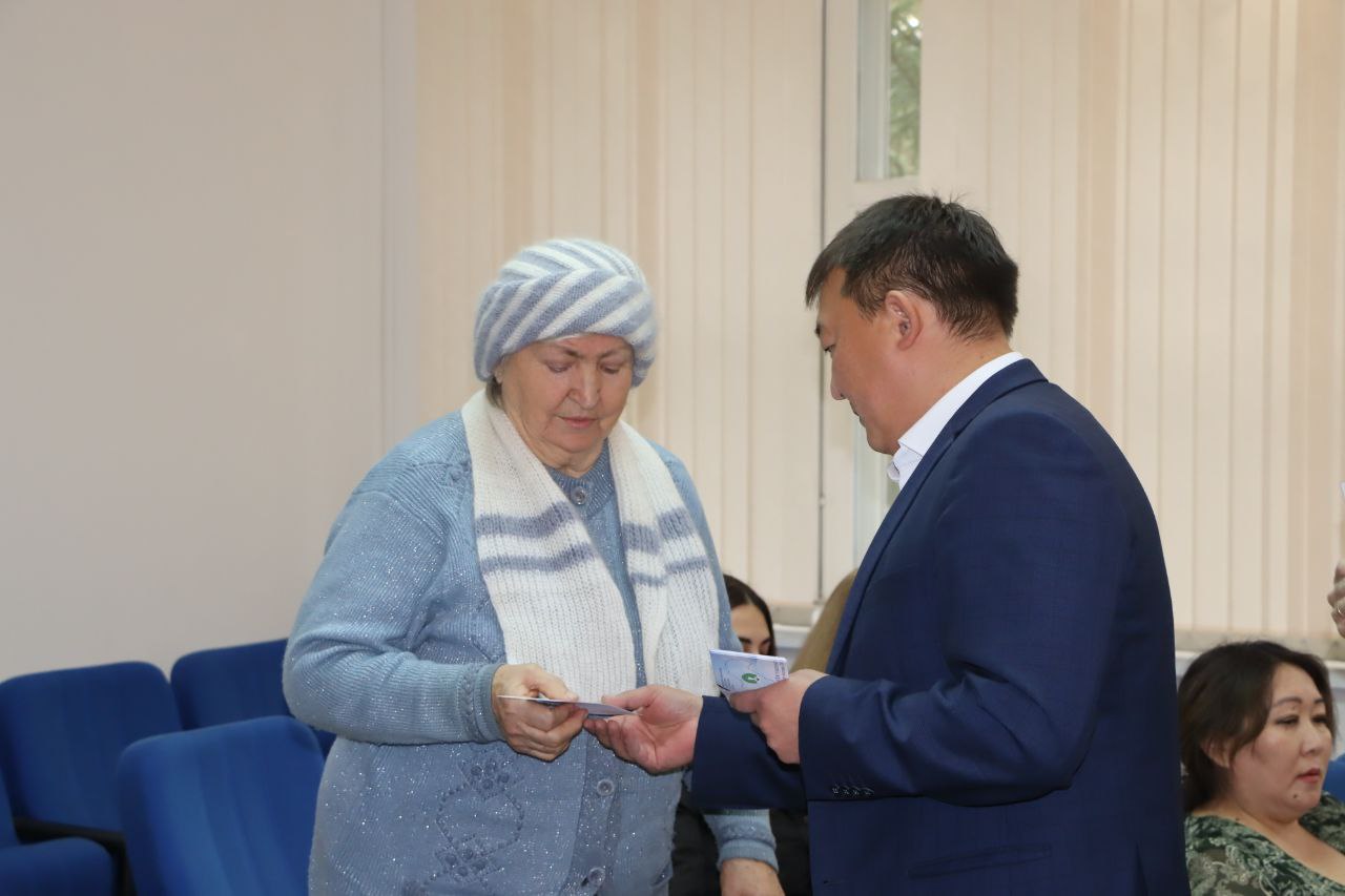 Первые удостоверения семьям участников СВО вручили в Ленском районе