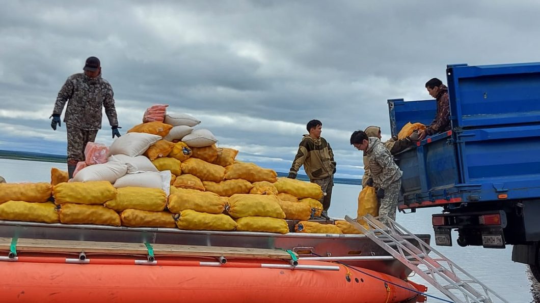 Мелкосидящие суда доставили 42,7 тонны продуктов питания в арктические районы Якутии