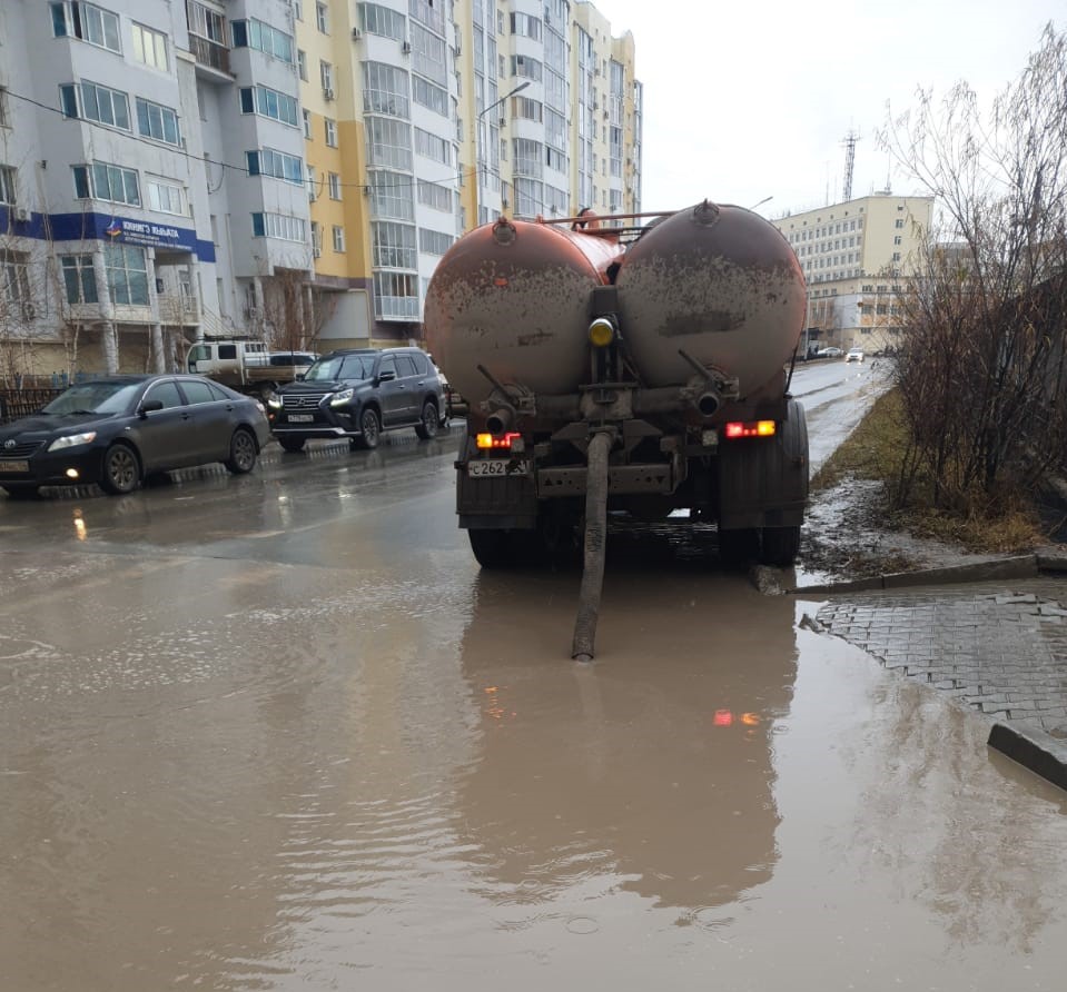 Работы по откачке дождевой воды проводят на улицах Якутска