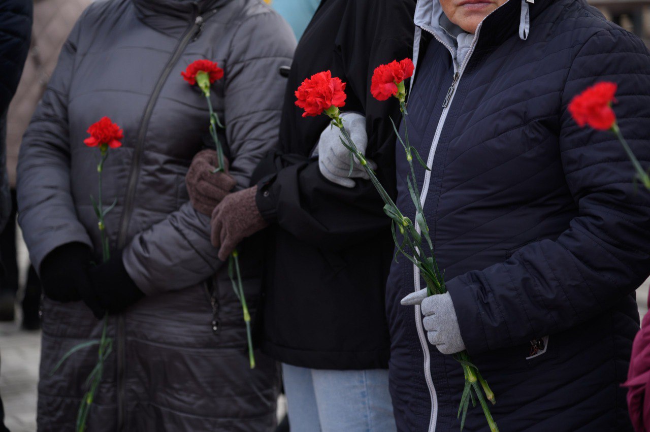 Торжественное возложение цветов к памятнику в честь Дня матери состоялось в Якутии