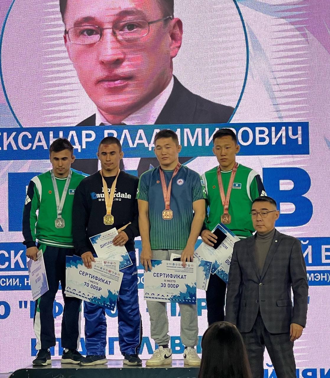 Победителей турнира по вольной борьбе памяти Александра Крылова определили в Якутии