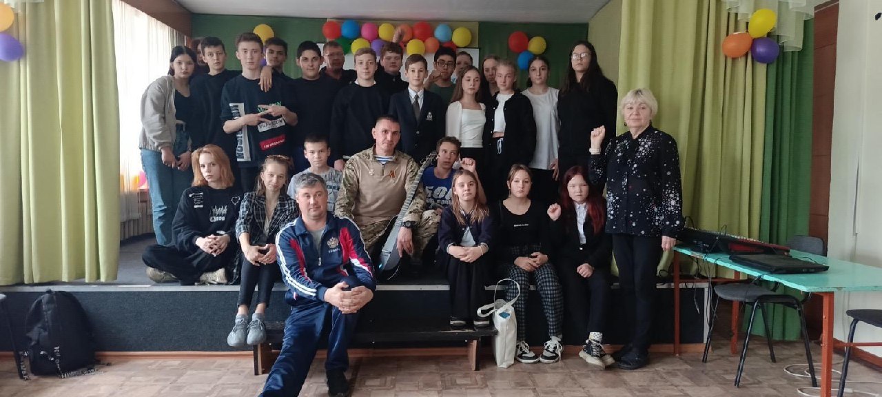 Школьники города Томмот встретились с участником СВО