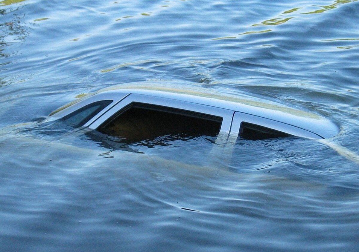 Машина съехала в озеро в Якутии