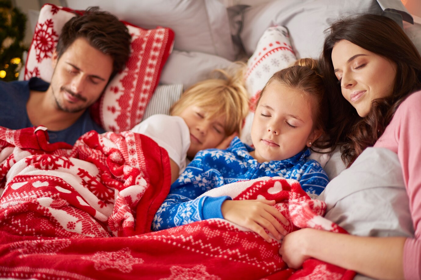 Более 60% опрошенных россиян ценят новогодние каникулы за возможность выспаться