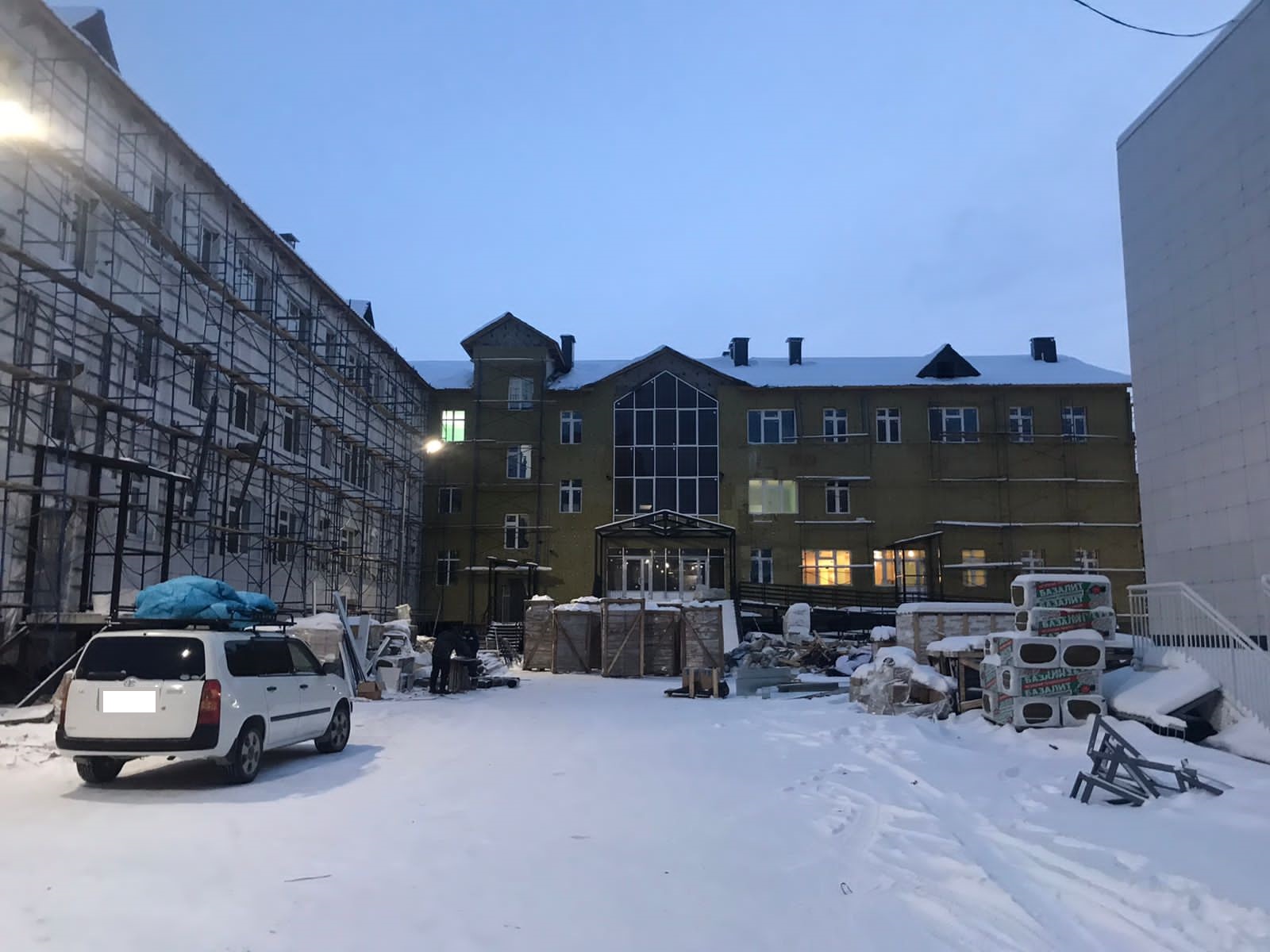 Стройготовность пристроя к школе №26 в Якутске составляет 83%