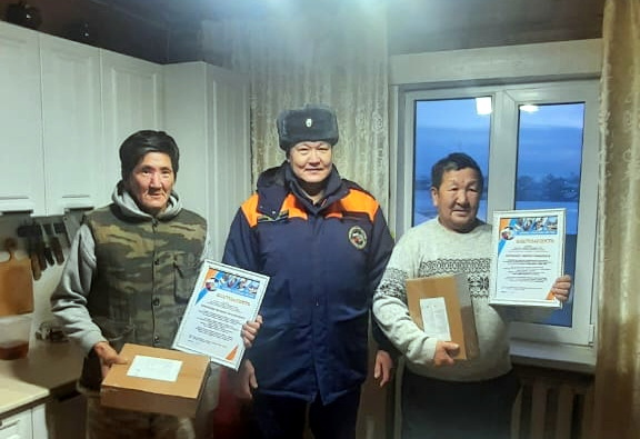 Благодарственные письма вручили якутянам, спасшим утопающего