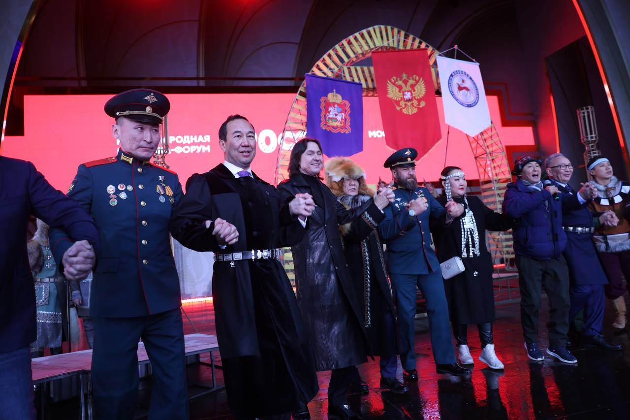 Сотни человек исполнили песню «Русский танк Алеша» на выставке «Россия»