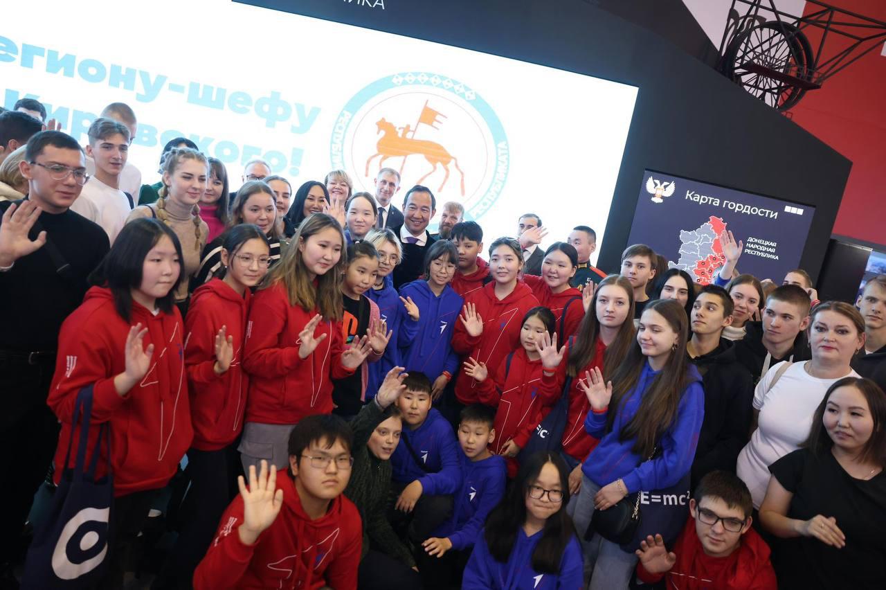 Глава Якутии встретился со школьниками из ДНР на выставке-форуме «Россия» в Москве