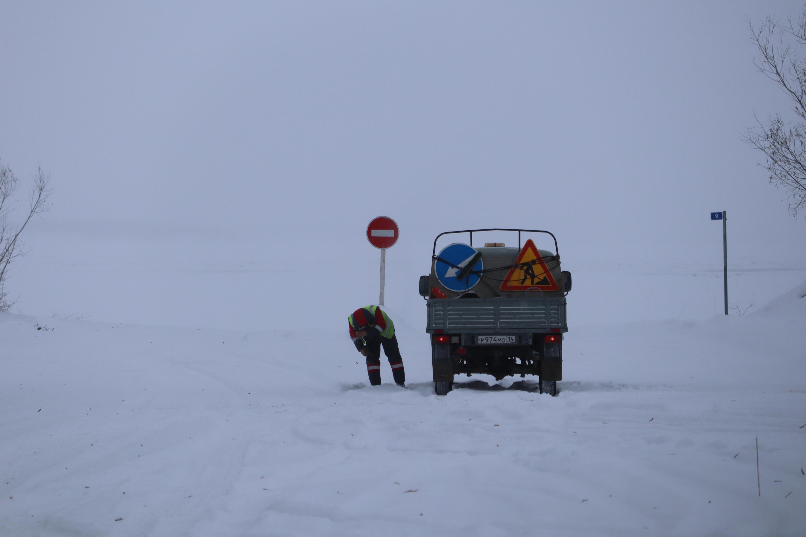 Подготовительные работы по открытию сезонных автодорог продолжают в Якутии