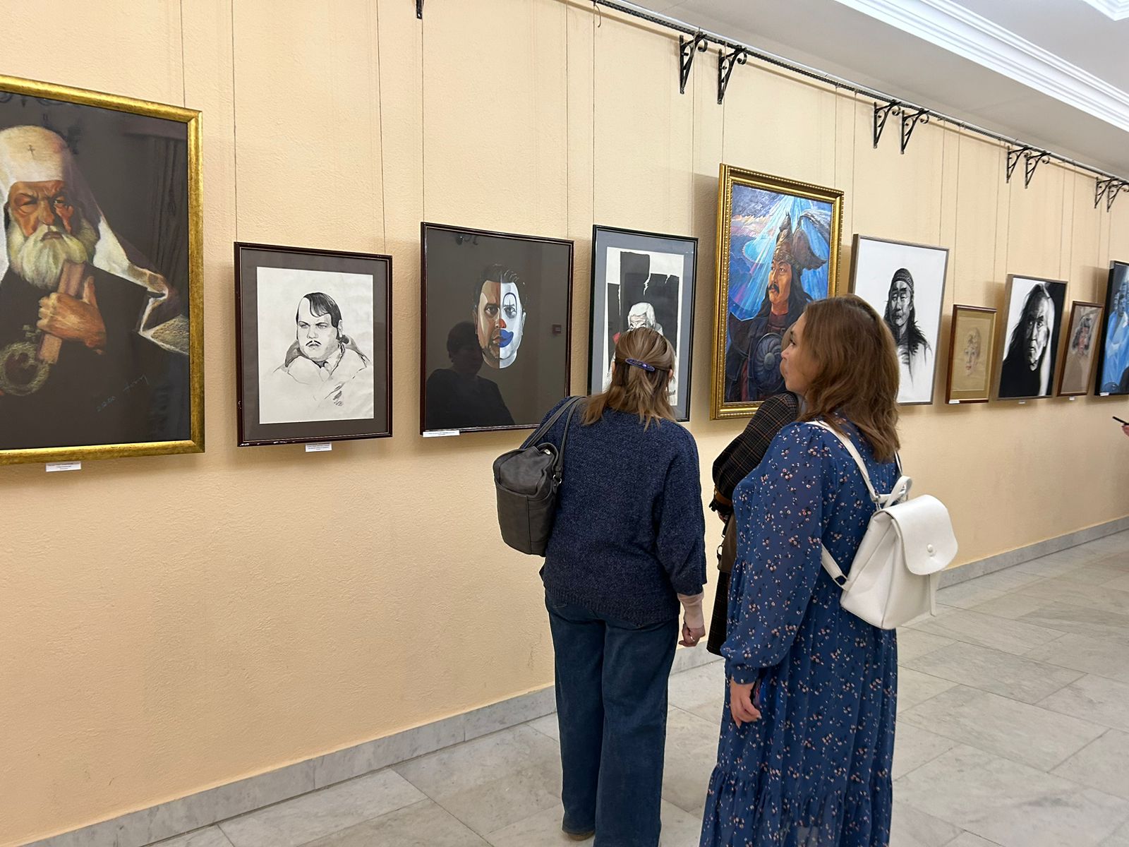 Выставка работ Николая Попова открылась в русском театре Пушкина в Якутске