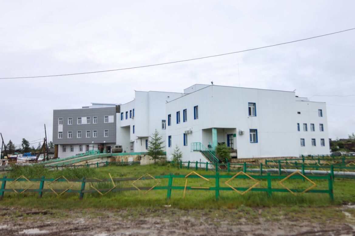 Строительство трех объектов здравоохранения продолжают в Якутии в рамках нацпроекта