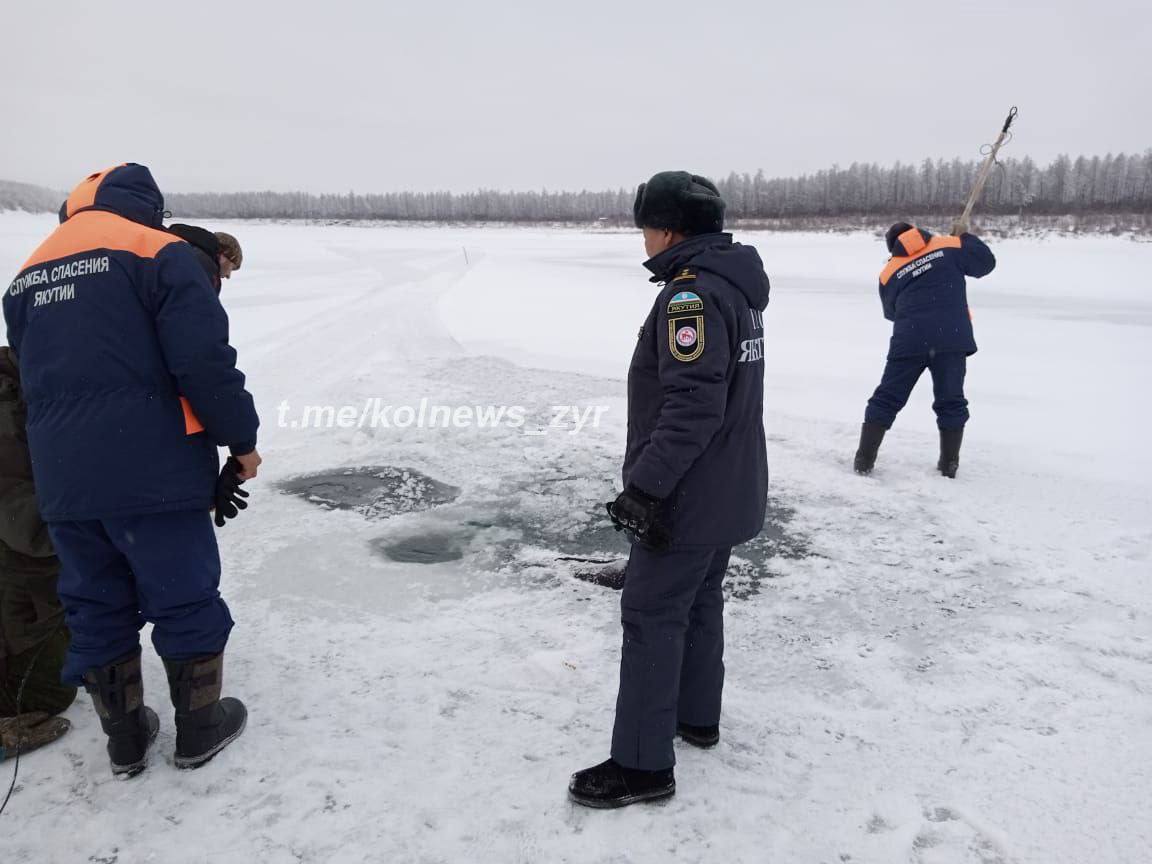 Снегоход провалившийся под льды Колымы найден спасателями