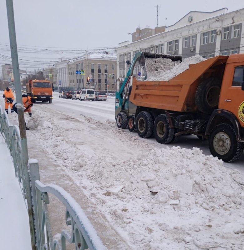 Уборку снега и антигололедные мероприятия продолжают в Якутске