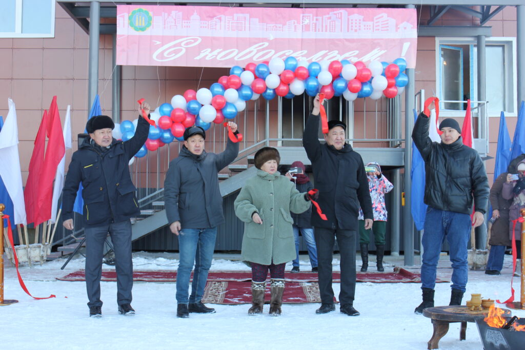 Более 50 семей переехали в новые квартиры из аварийного жилья в Чурапчинском районе Якутии