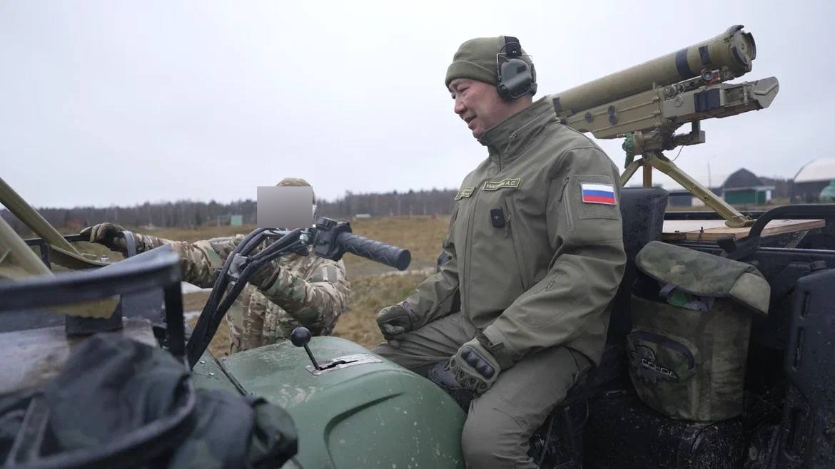 Глава Якутии посетил отдельную бригаду спецназа ВДВ