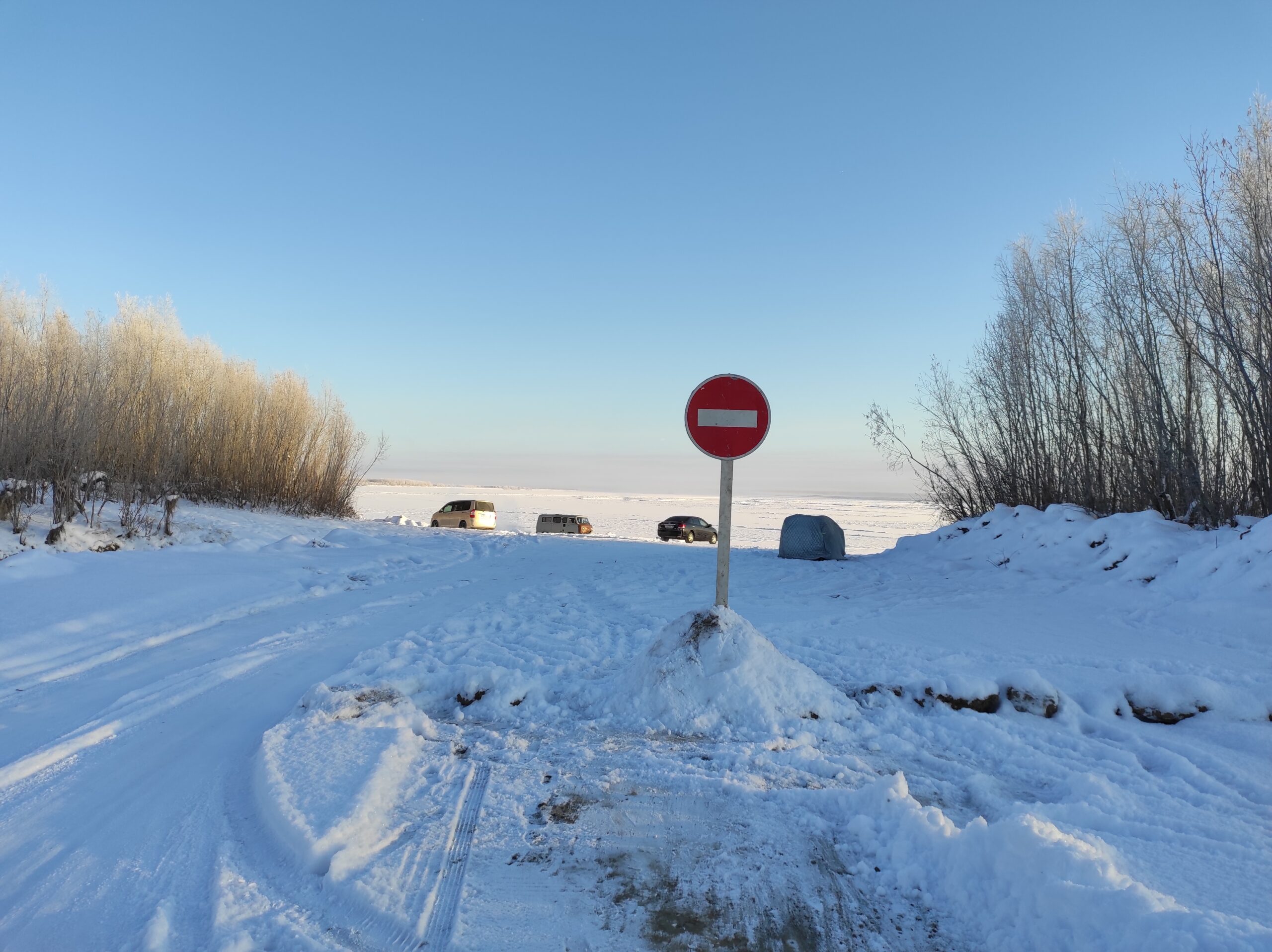 Наледь и теплая погода тормозят наведение автозимника через реку Лену в Якутии