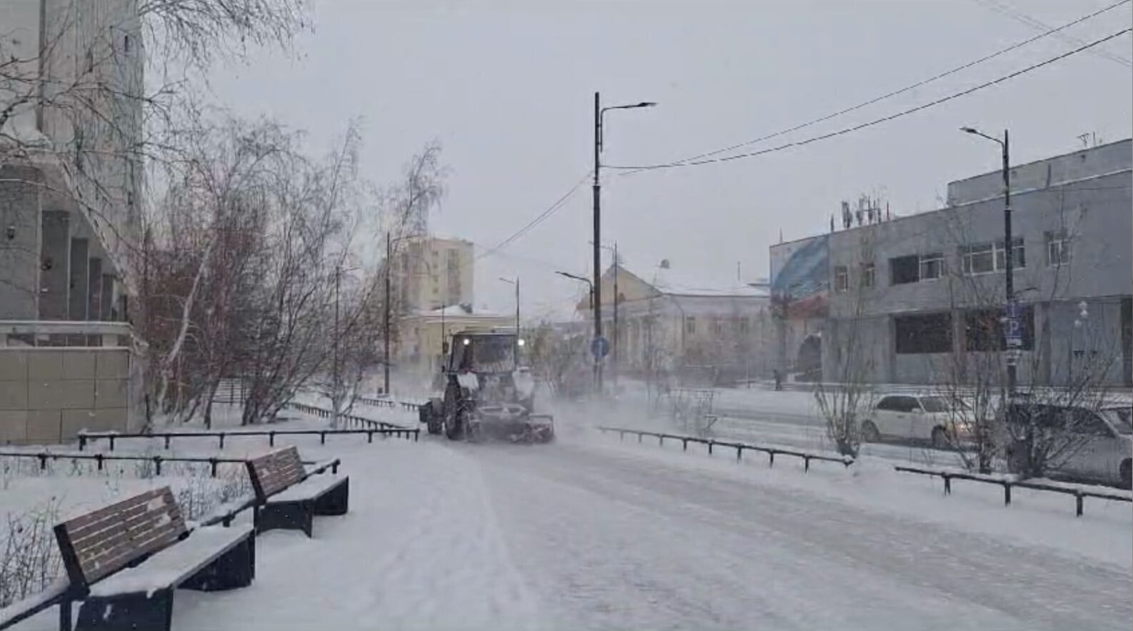 Уборку снега в усиленном режиме продолжают в Якутске