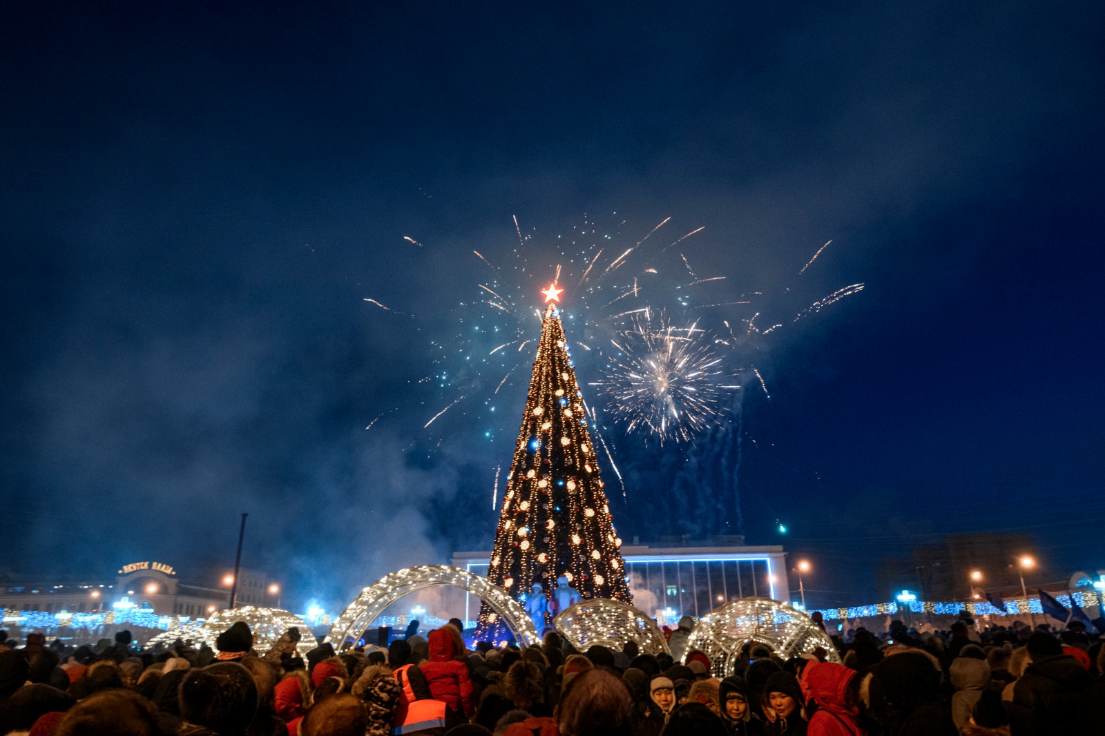 Зажжение первой новогодней елки в Якутске покажут на главной аллее ВДНХ в Москве