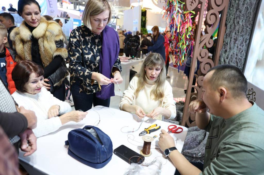 Мастер-классы по плетению изделий из конского волоса проходят гости выставки «Россия»