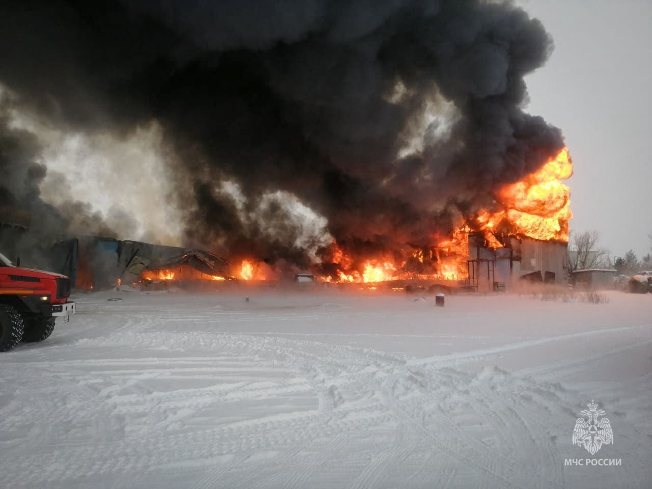 Свыше 50 человек тушат пожар в арочном гараже в Якутске