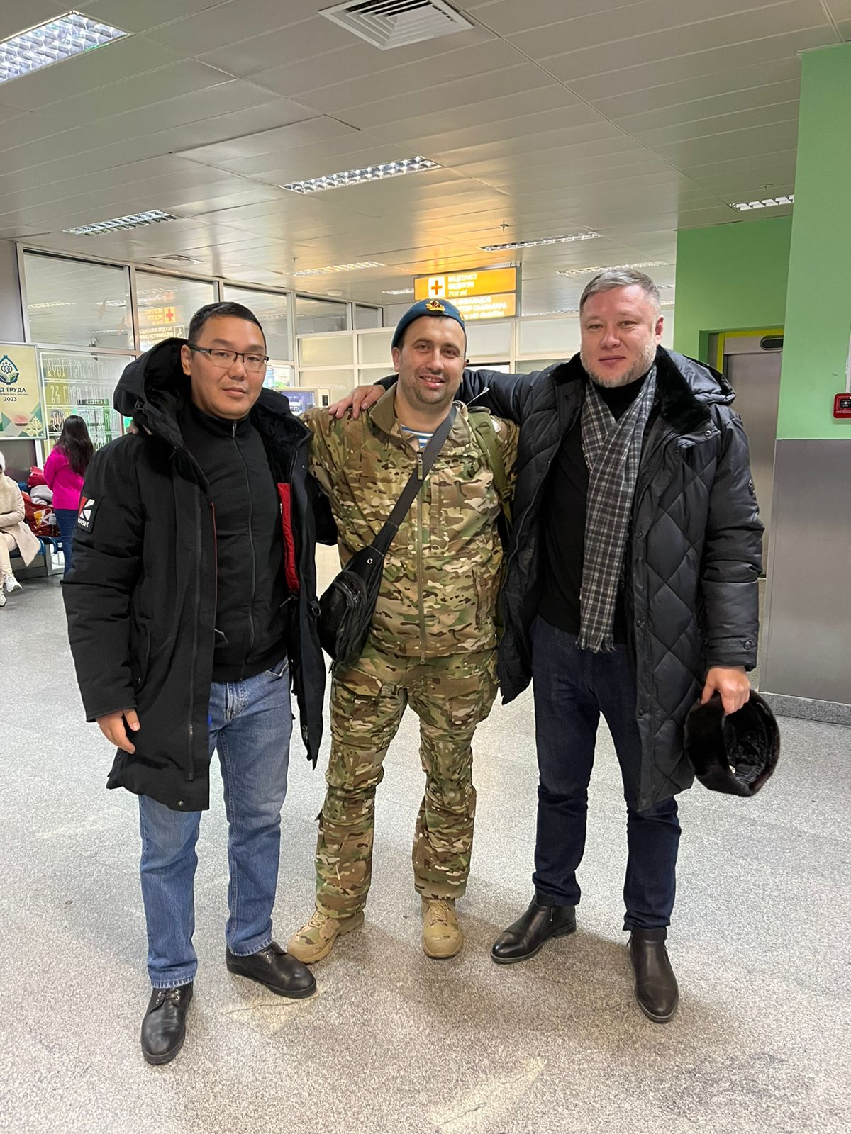 Бойца, приехавшего в отпуск, встретили в аэропорту Якутска