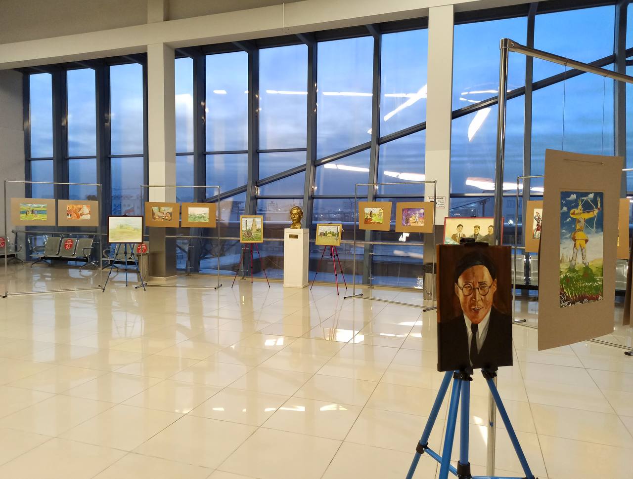 Выставку к 130-летию Платона Ойунского открыли в аэропорту «Якутск»