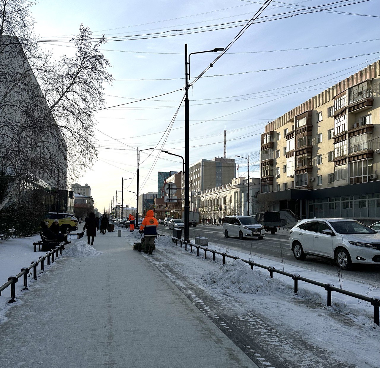 Работы по уборке снега проводят на дорогах Якутска