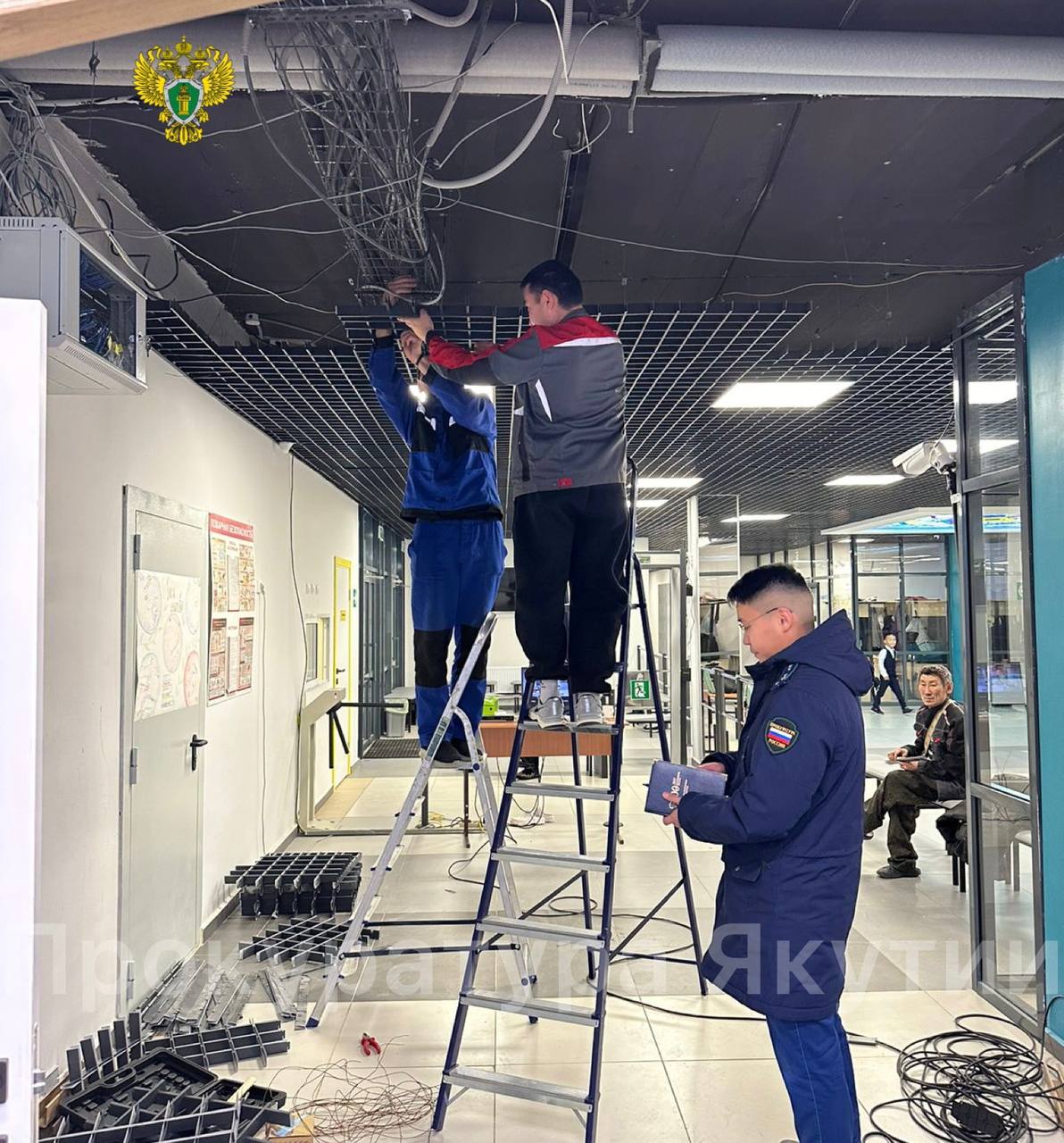 Проверку по факту обрушения потолка в средней школе Бердигестяха организовали в Якутии