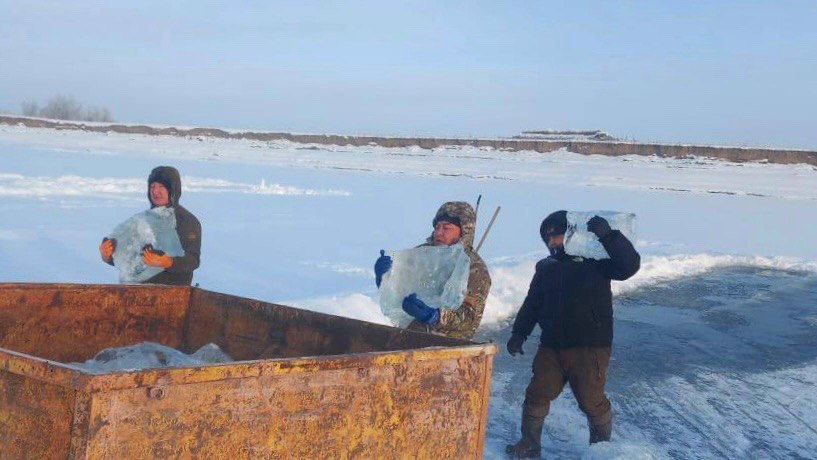 Субботник по заготовке льда для семей участников СВО провели в Якутии