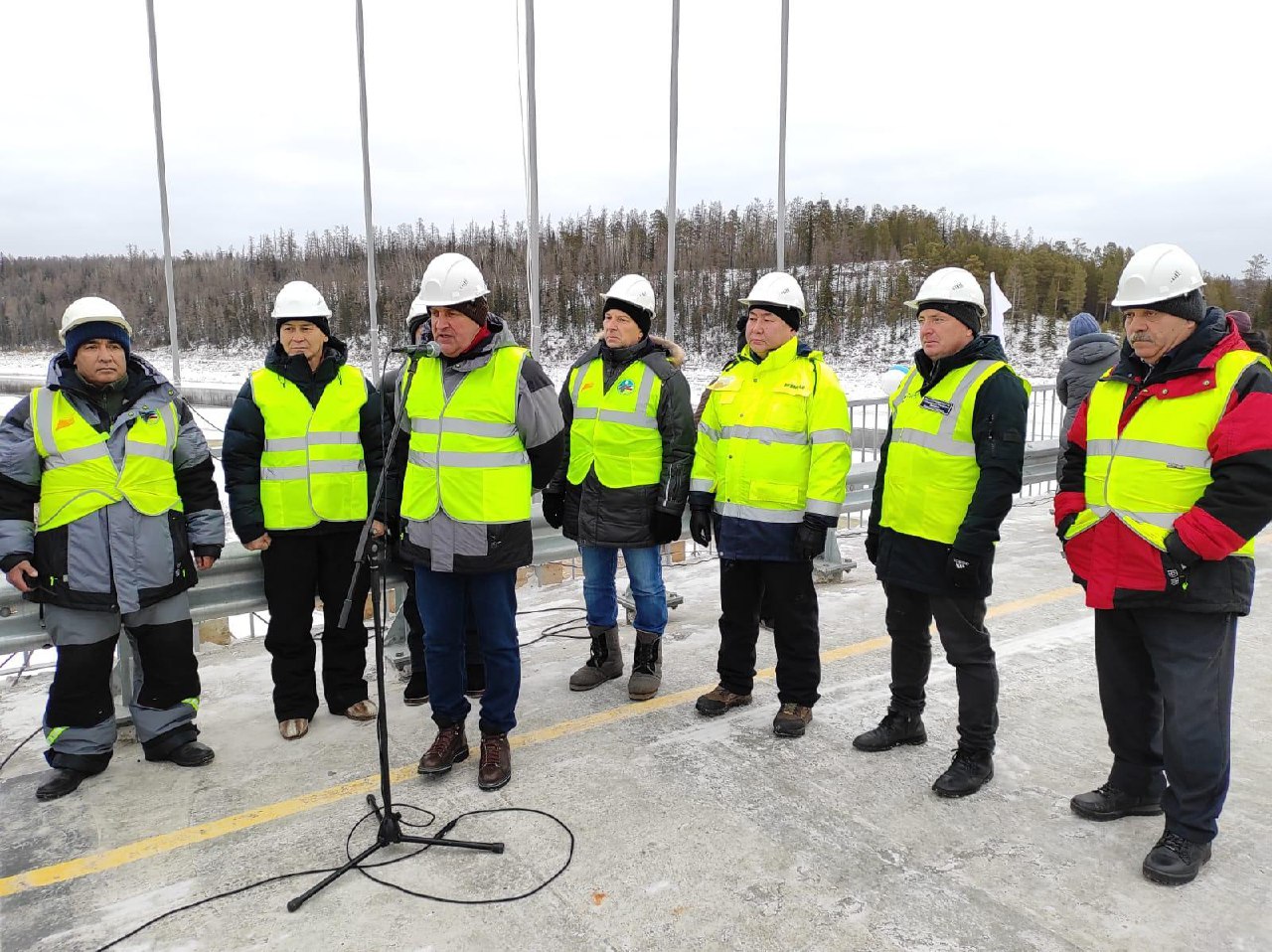 Движение по новому мосту через реку Нюю открыли в Якутии