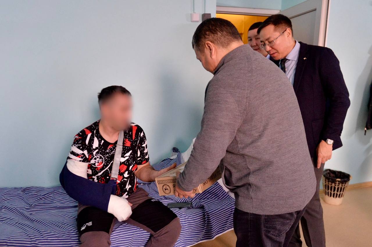 Новогодние наборы передали участникам СВО из Якутии в военных госпиталях