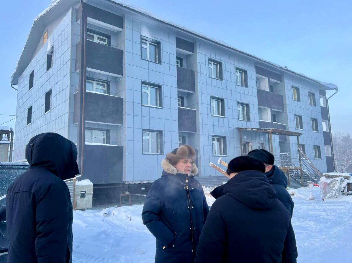 Готовность строящегося по программе переселения дома в селе Петропавловск в Якутии составляет 97%