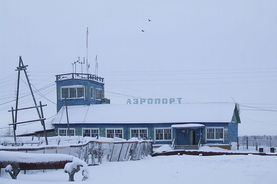 Самолет, приземлившийся вне ВПП в Зырянке, отбуксировали в аэропорт