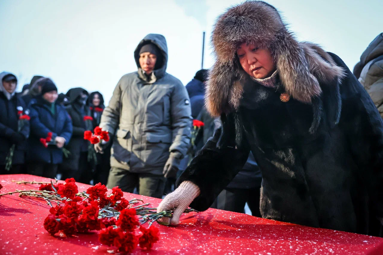 Возложение цветов к памятнику Героя Советского Союза Федора Попова состоялось в Якутске