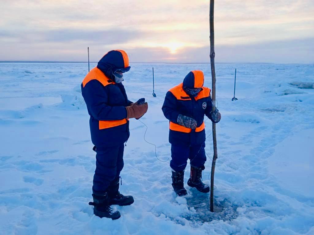 Спасатели продолжают поиски провалившихся под лед мужчин в Якутии