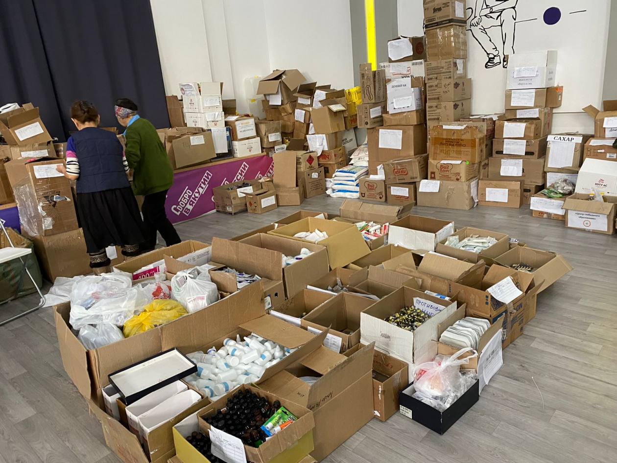 Две тонны гумпомощи отправили волонтеры Якутии бойцам СВО