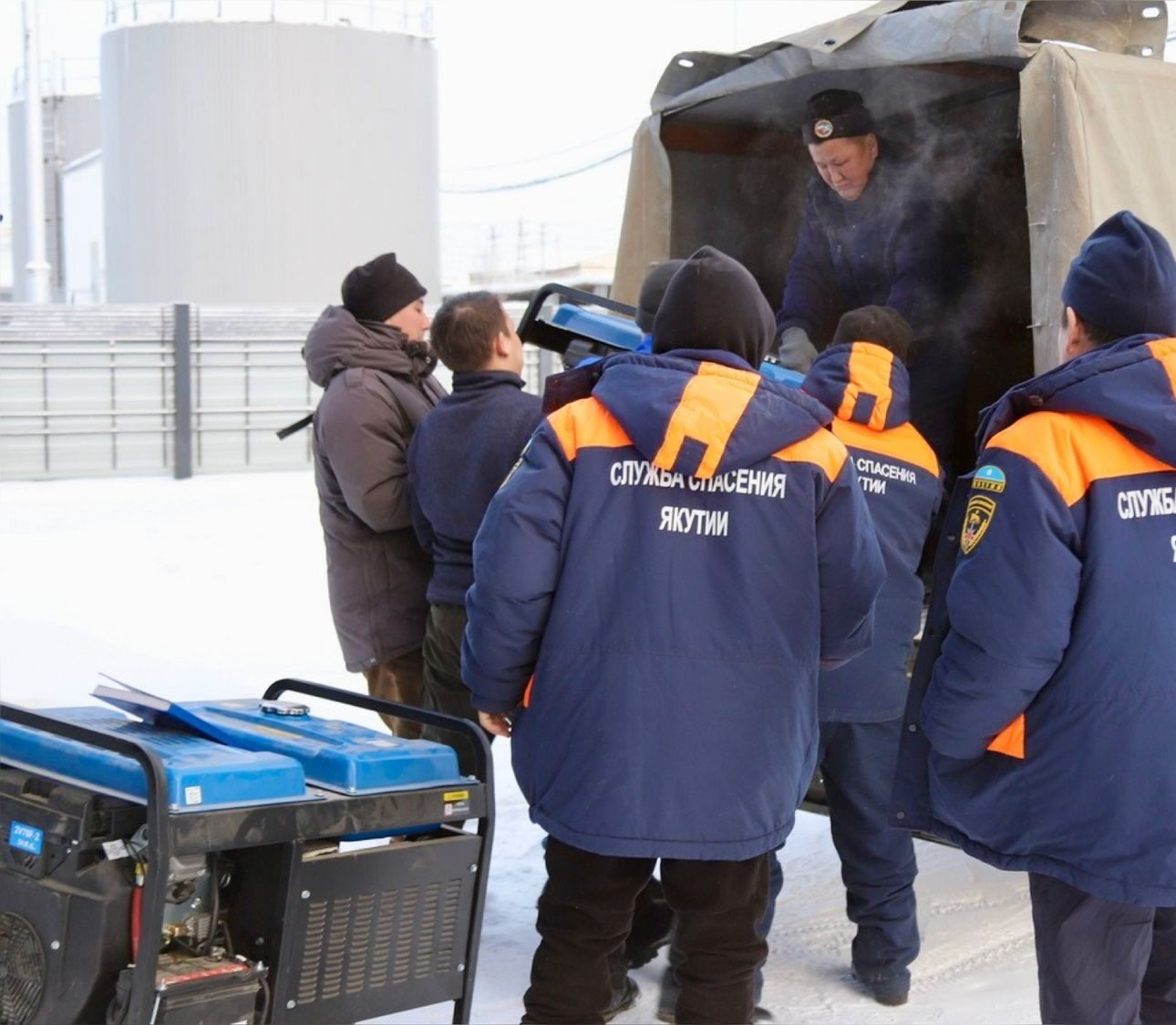 Спасатели доставили тепловые пушки в поселок Солнечный в Усть-Майском районе