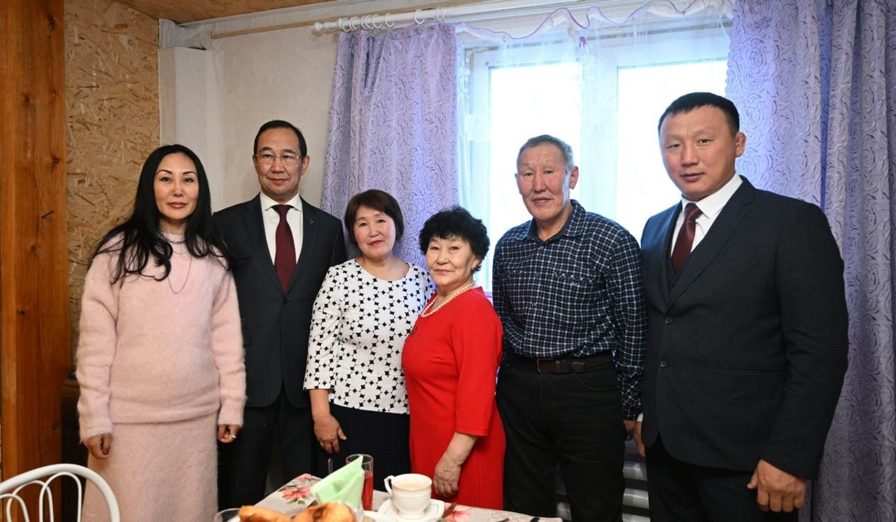 Айсен Николаев побывал в гостях у семьи участника СВО