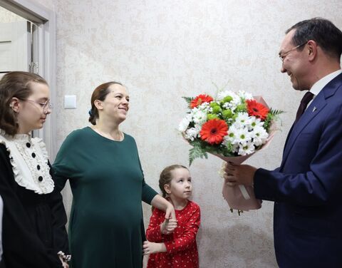 Айсен Николаев вновь посетил семью участника СВО