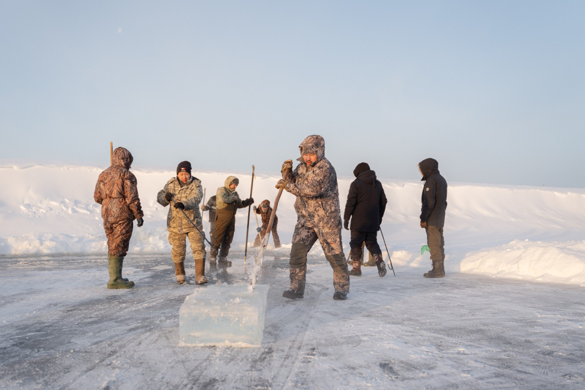 Сотрудники окружной администрации Якутска заготовили лед для семей участников СВО