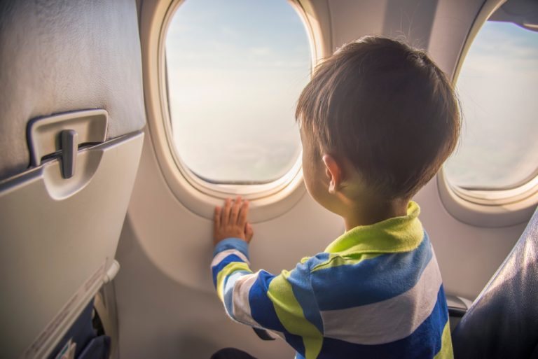 Правила перевозки детей в самолетах изменили в России