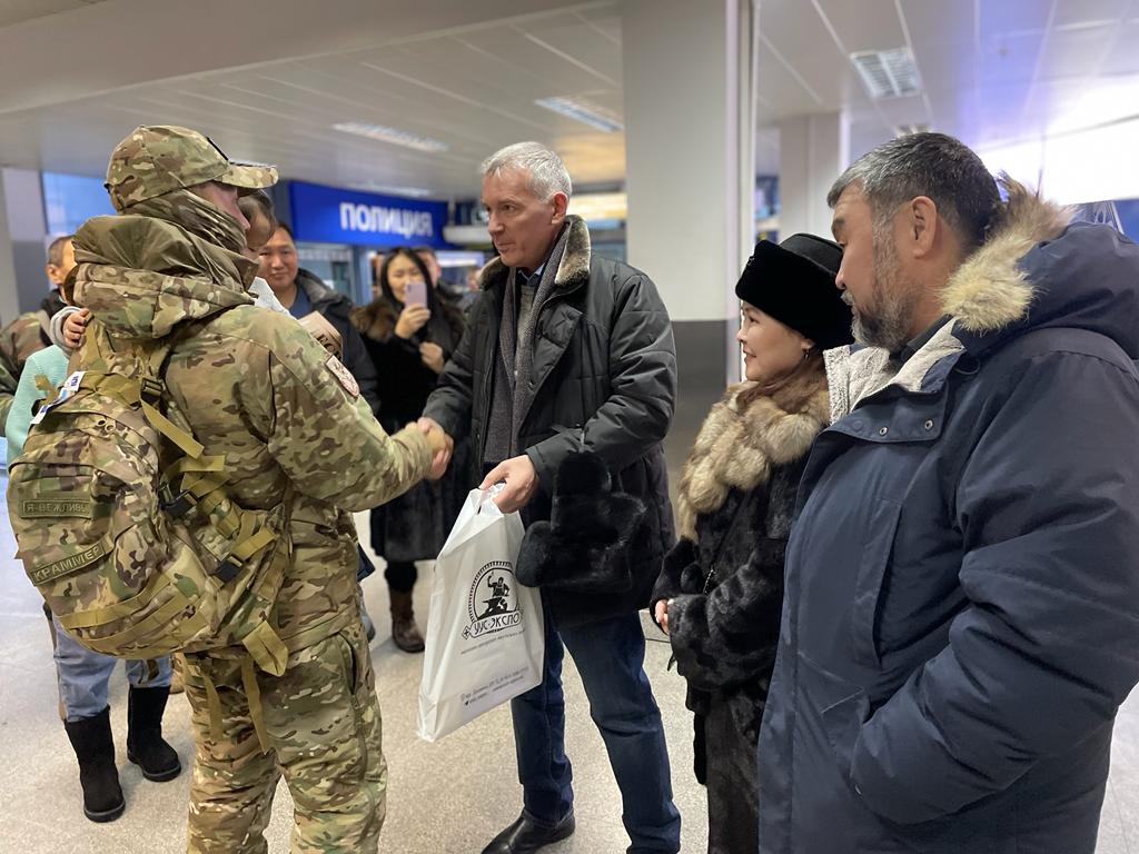 Участника СВО из Амгинского района встретили в аэропорту Якутска