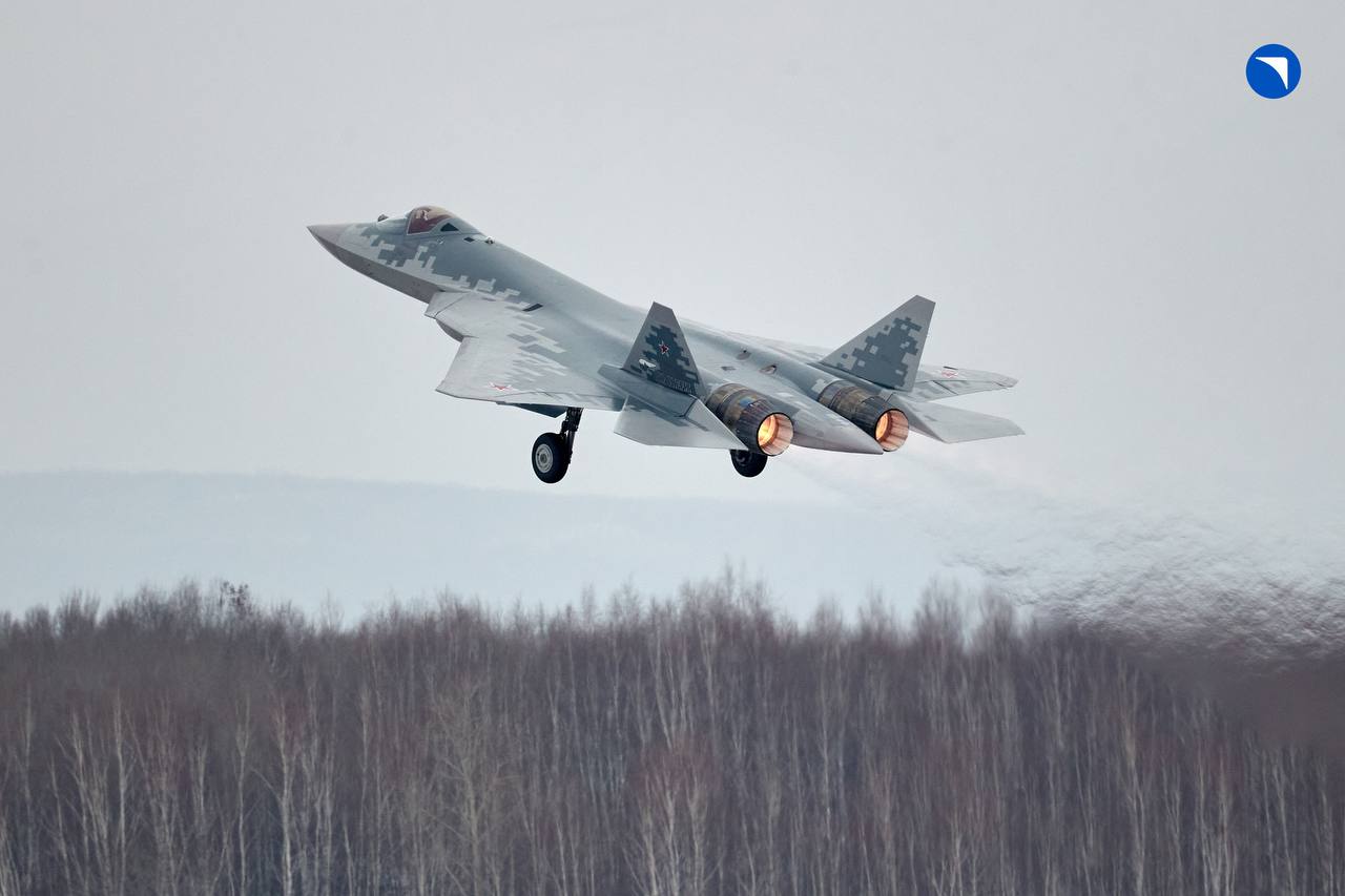 Партию серийных истребителей пятого поколения Су-57 передали Минобороны России