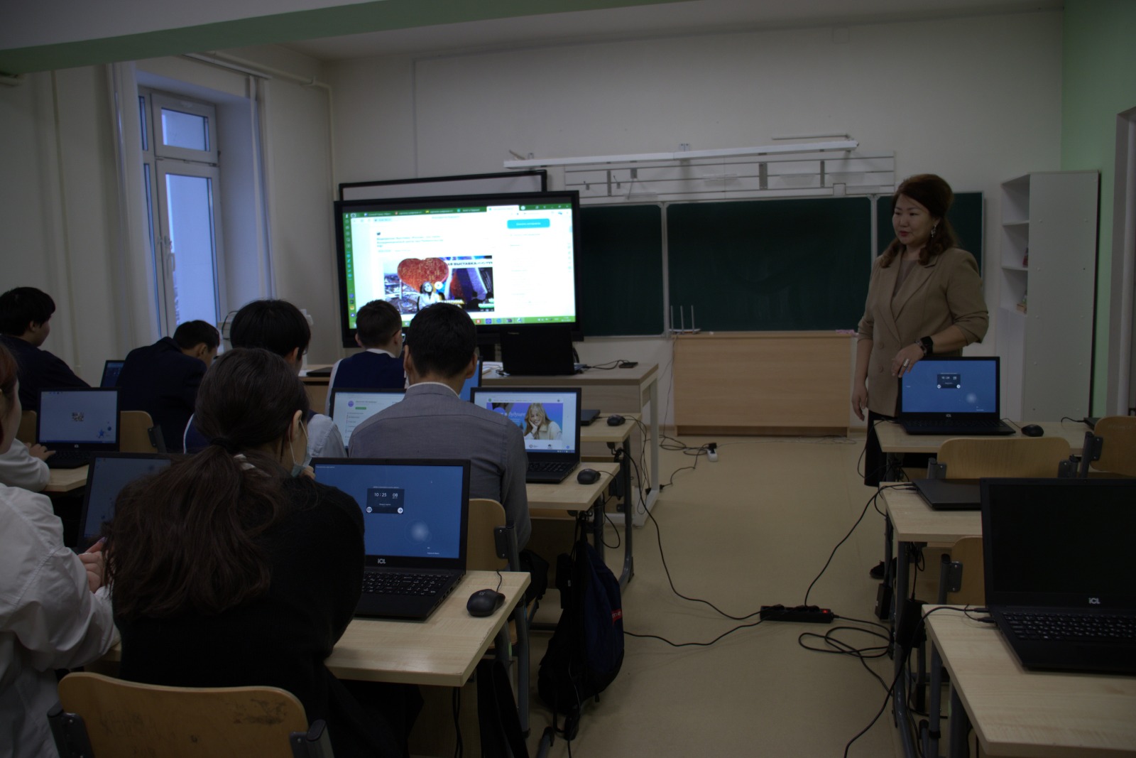 Кабинеты цифровой образовательной среды открыли в гимназии в Томпонском районе